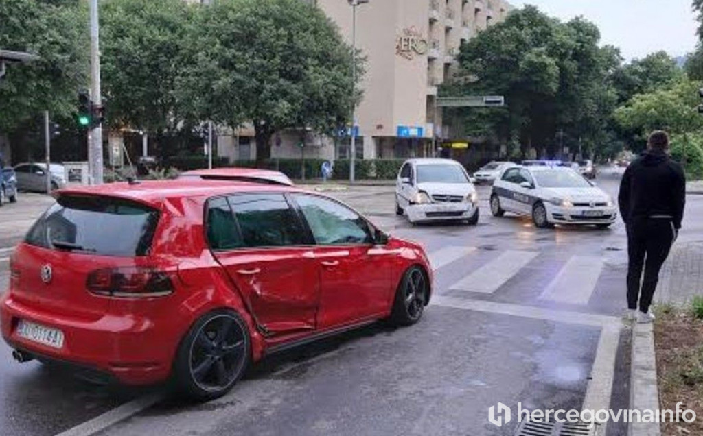MOSTAR Sudar dva automobila usporio promet