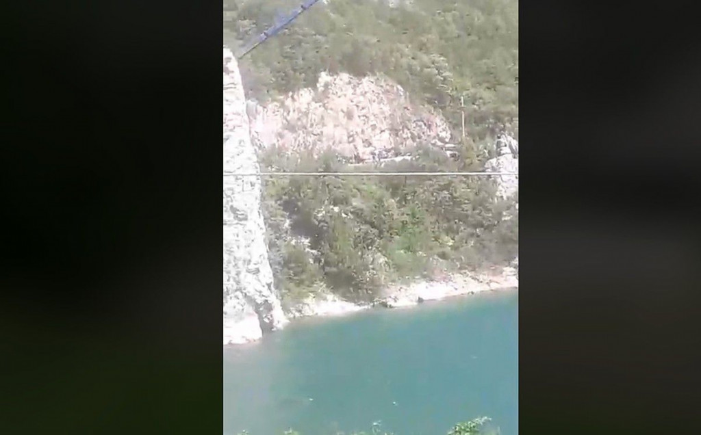 MOSTAR Autom sletjeli u jezero i izvukli se živi