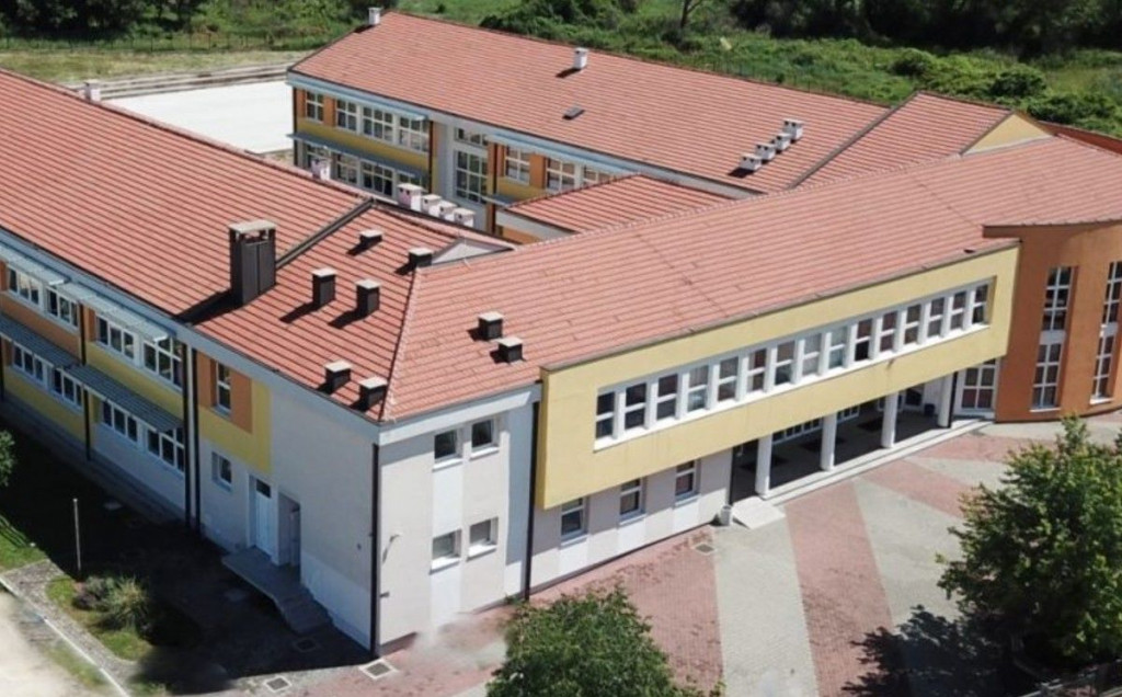 MATURIRALA COVID-19 GENERACIJA Teško nam je što se naše srednjoškolsko obrazovanje ovako završilo