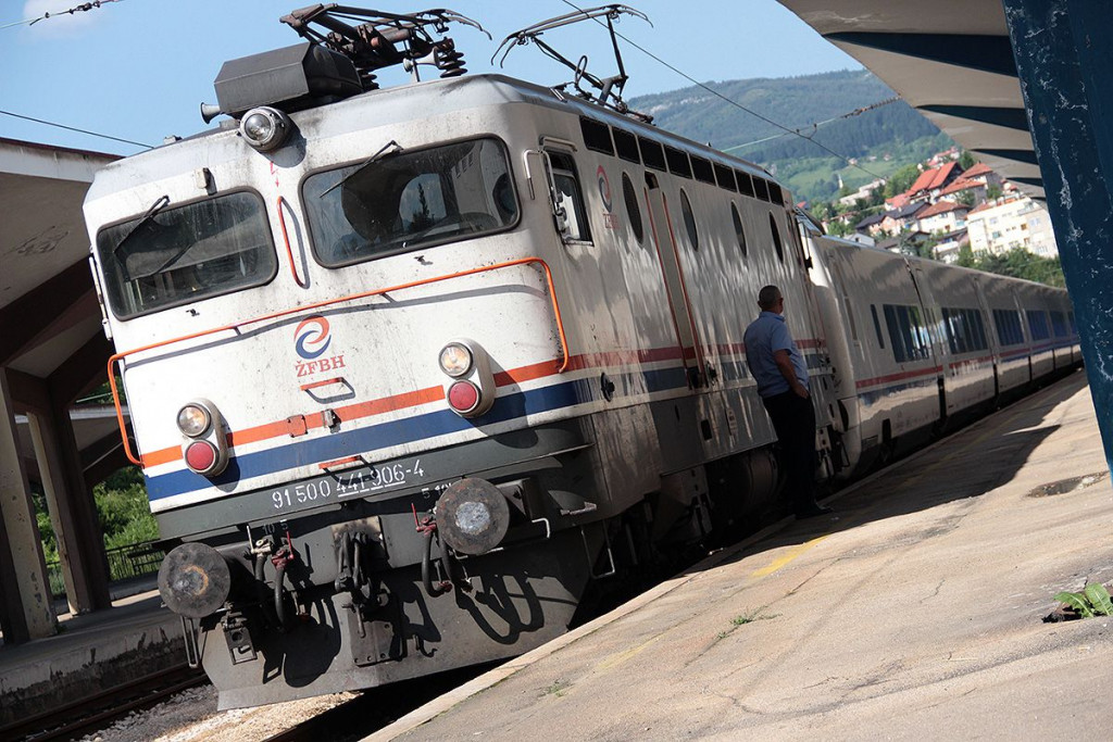 Dva vagona teretnog vlaka kod Mostara iskočila iz šina, ekipe na terenu