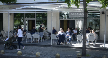 OD ČETVRTKA Gosti mogu i u zatvorene prostore ugostiteljskih objekta, otvaraju i tržni centri