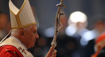 Benedikt XVI bratov pogreb pratio na internetu