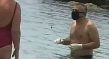 ZA SVAKI SLUČAJ Pogledajte kakav je ušao u more na prvom ovosezonskom kupanju