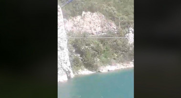 MOSTAR Autom sletjeli u jezero i izvukli se živi