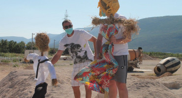 UBORAK Postavljena strašila koja predstavljaju ministricu Editu Đapo i federalnog inspektora