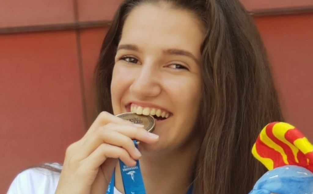 BOŽANA BUTIGAN Moram se adaptirati i naučiti jezik, obožavam kuhati, a fakultet mi je ispušni ventil