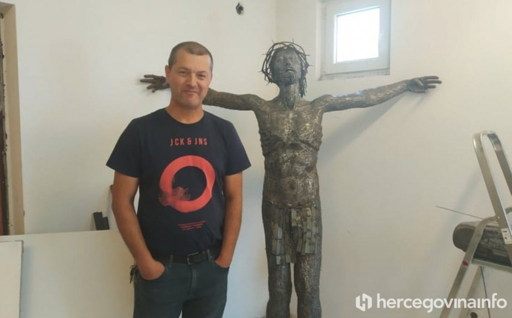 ZLATNE RUKE MOSTARCA DRAŽENA VUČINE Već četiri godine izrađuje kip Isusa višeg od dva metra