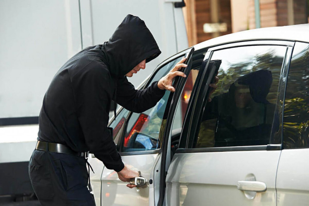 BANJA LUKA Policija za 20 minuta pronašla ukradeni automobil i kradljivce