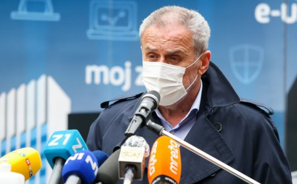 MILAN BANDIĆ Zamislite u noćnom klubu da se ja ljubim s nekim u maski