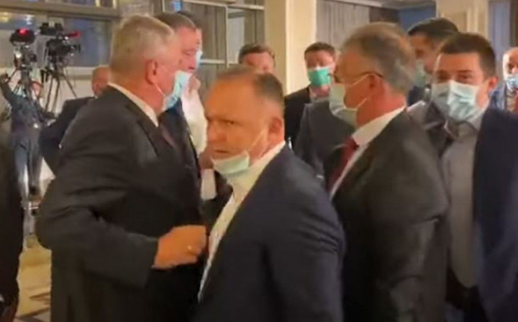 SHOW U SKUPŠTINI RS Fizički obračun vlasti i opozicije