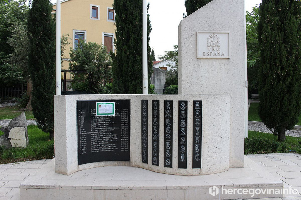 Osmrtnica na spomen ploči na Španjolskom trgu