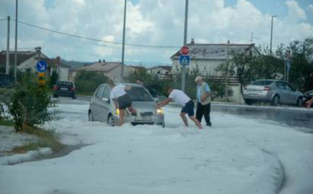 ZABIJELILA SE DALMACIJA Olujna tuča, poplavljene kuće, velika šteta u poljoprivredi