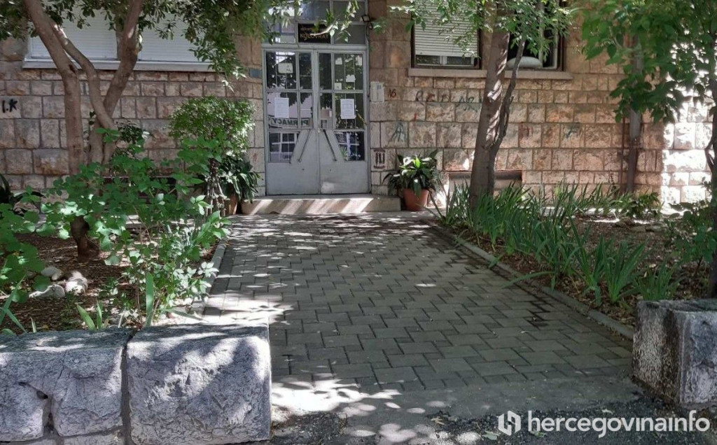 MUŠKARAC IZ MOSTARA NIJE POČINIO SAMOUBOJSTVO Bio je slijep i nesretnim slučajem je pao s balkona