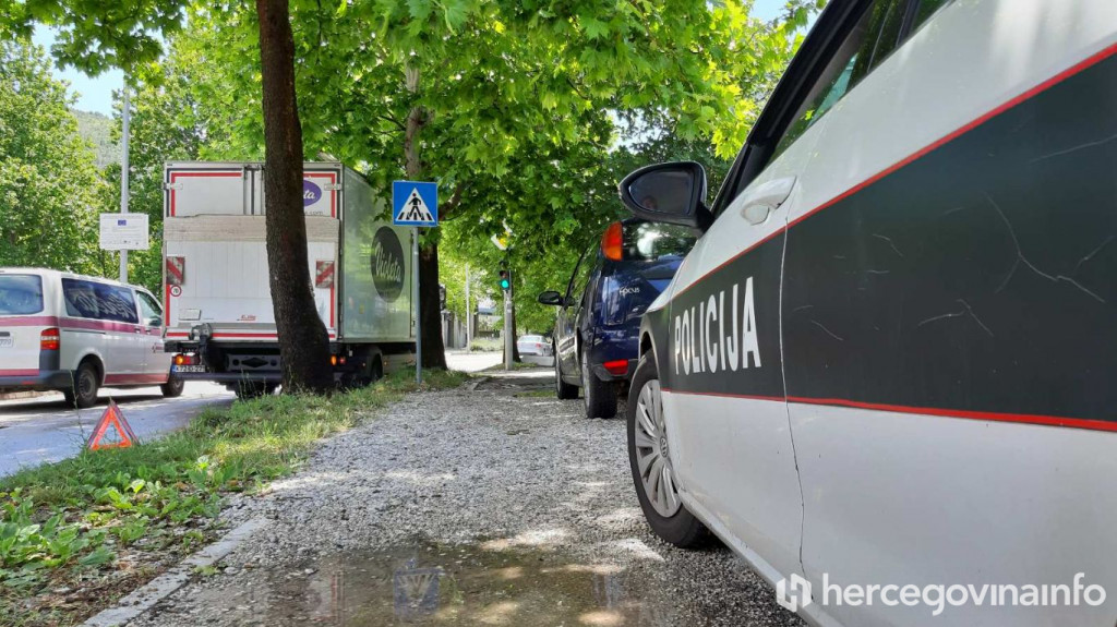 MOSTAR Udario u stablo i oštetio kamion