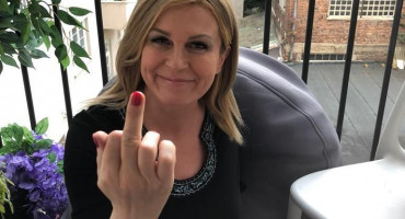 POKAZALA GA JAVNO Pljušte reakcije zbog Kolindina srednjaka