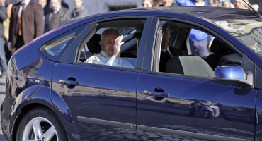 Papa poslao donaciju migrantima u BiH
