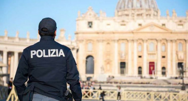 DRAMA U VATIKANU Autom probio osiguranje i uletio kroz vrata grada, policajac mu pucao u automobil