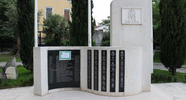 Osmrtnica na spomen ploči na Španjolskom trgu