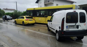 MOSTAR-ČITLUK Zbog sudara dva vozila stvorene velike gužve