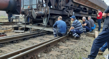 Djelatnici Željeznica FBiH jedan vagon uspjeli vratiti na šine, a drugi ne