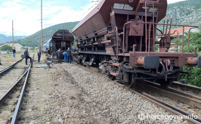 Tri radnika ozlijeđena u sudaru lokomotiva Željeznica FBiH