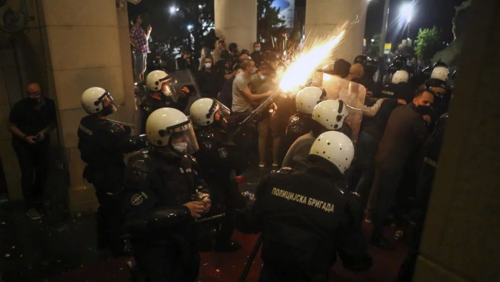DRAMA U BEOGRADU Prosvjednici upali u parlament, mlatili se s policijom satima