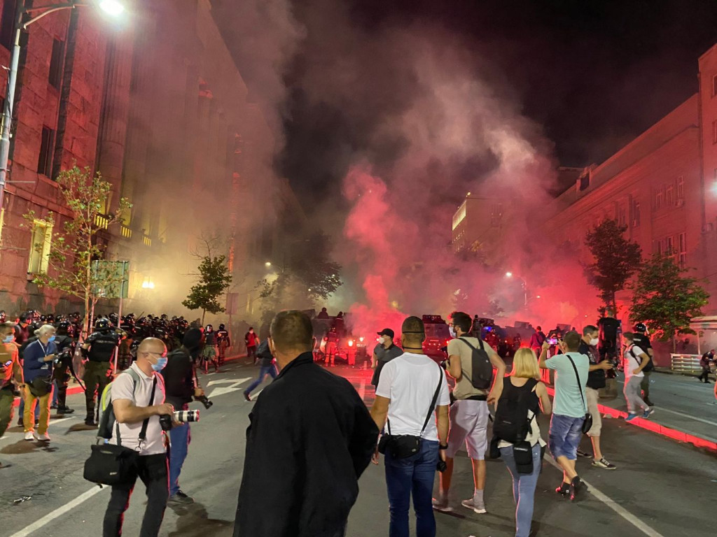 Rat u Beogradu, policija i prosvjednici se borili šest sati