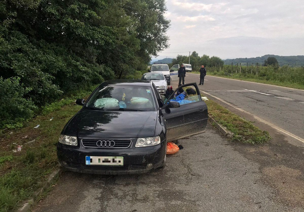 Krijumčarili 13 migranata u tri automobila: Dva vozača pobjegla, a jedan uhićen