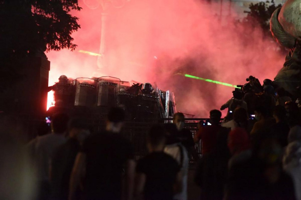 NEREDI U BEOGRADU Među uhićenima i državljani BiH, Engleske, Tunisa