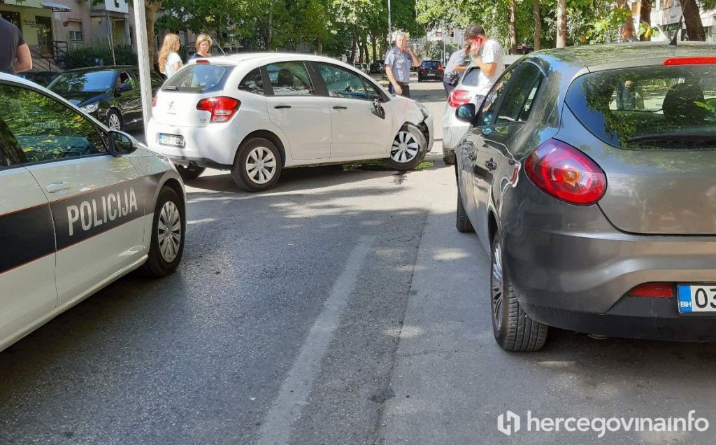 MOSTAR Udario u parkirana vozila i stvorio prometni kaos