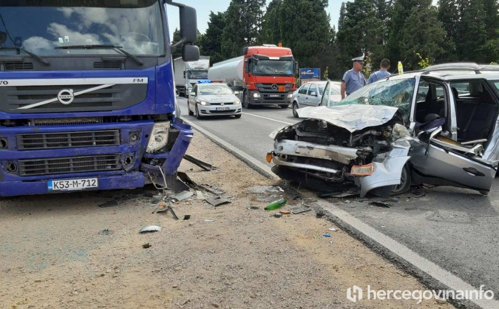 Teška prometna nesreća na ulazu u Mostar, ozlijeđene dvije osobe