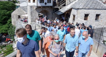 PROSVJED NA STAROM MOSTU 'Otvarajte granice, Hercegovina je na koljenima'
