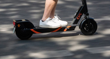 Policija u BiH muku muči s električnim romobilima