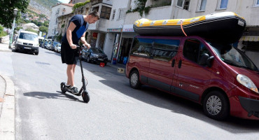 ELEKTRIČNI ROMOBILI Hercegovci ih masovno kupuju, a kazne za vožnju 30 maraka