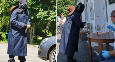 OZBILJNO SHVATIO STOŽER Na biralište došao u punoj anti-korona opremi