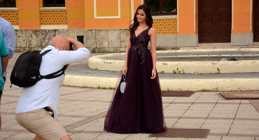 MOSTAR Prekrasno odjeveni maturani prošetali ulicama grada