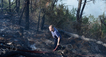MOSTAR Požar se ponovno aktivirao, vatrogasci na terenu, posao im otežava vjetar ali i smeće