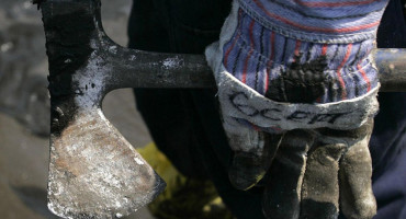 DRAMA KOD ŠIROKOG BRIJEGA Sjekirom napao auto i prijetio policiji, pa ga specijalci uhitili