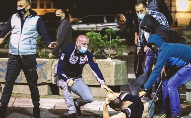 KAOS U BEOGRADU Policija se iživljavala na trojici mladića, Vučić ima svoje batinaše koji su tukli prosvjednike