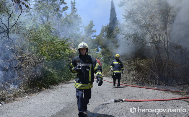 Gori oko Mostara, požar krenuo s deponije otpada