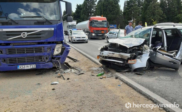 Teška prometna nesreća na ulazu u Mostar, ozlijeđene dvije osobe