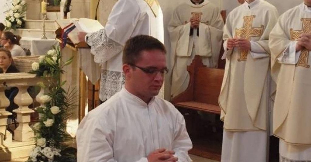 ŽUPNIK VAN KONTROLE Priča s oltara da je korona zavjera, a okačio zastavu HOS-a na župnu kuću