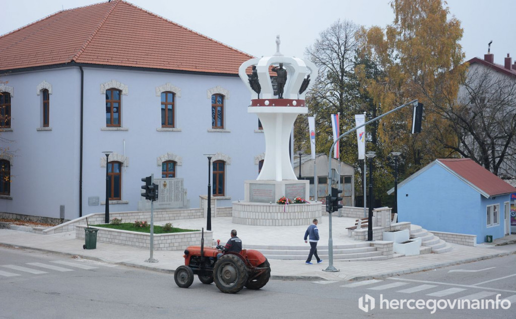 INCIDENT U HERCEGOVINI Pucao na vozilo, pa mu vozač oteo oružje i pretukao ga