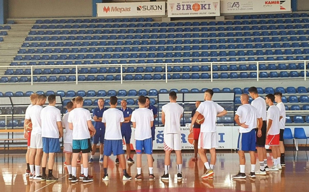 KORONA NA PECARI Pozitivno deset igrača Širokog