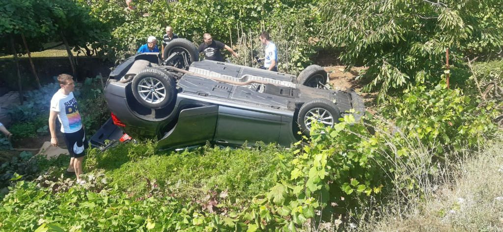 GRUDE Automobil uletio u dvorište kuće i prevrnuo se