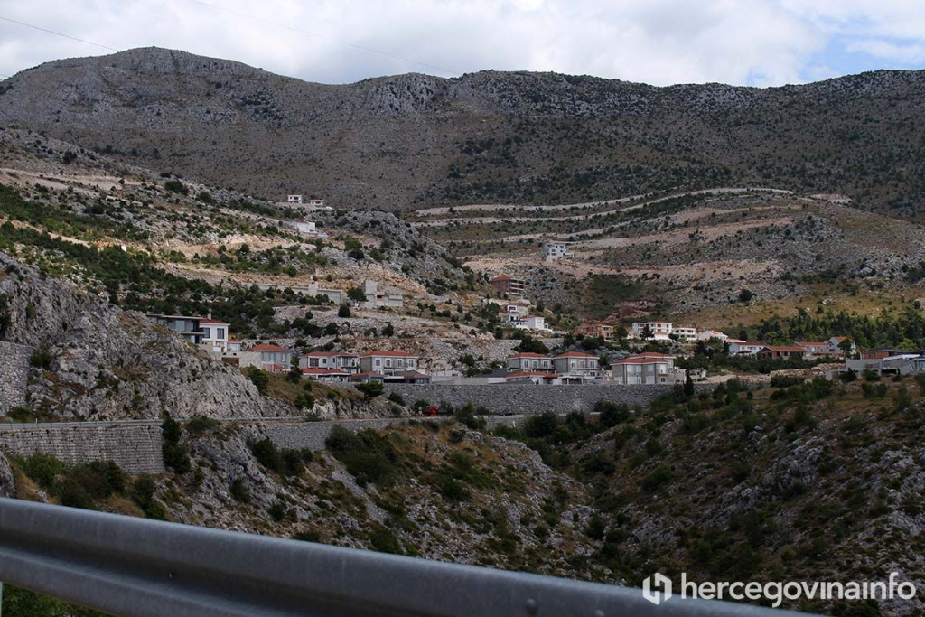 JUŽNIJE NIJE TUŽNIJE Na Ivanici živi 70-tak obitelji, gravitiraju Dubrovniku, a žive u Hercegovini