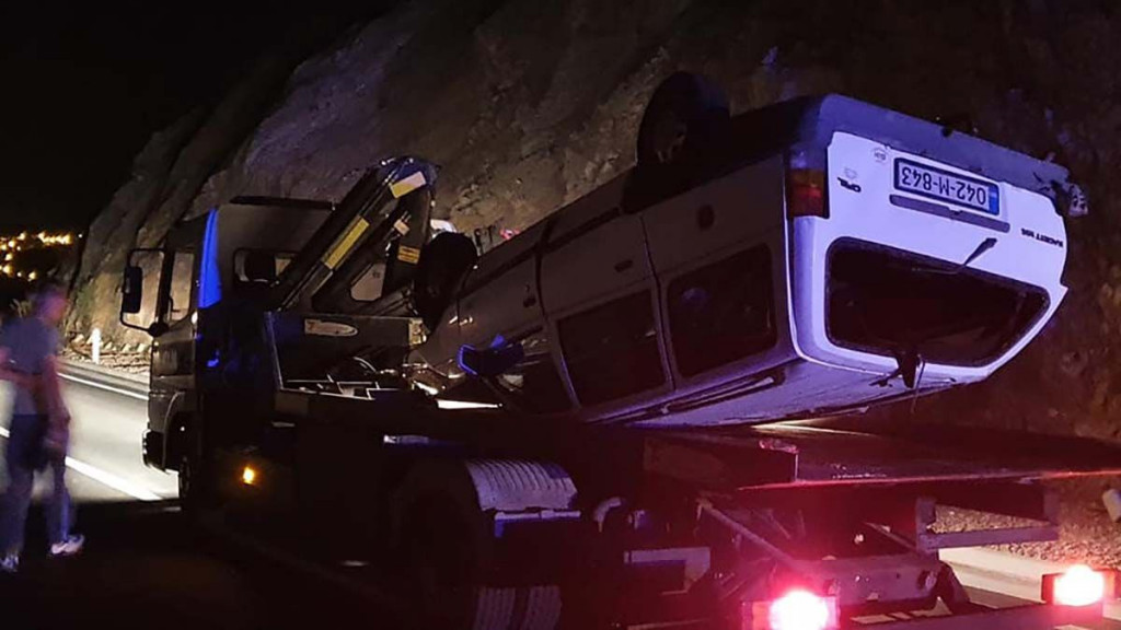 MOSTAR-ŠIROKI U težoj nesreći dvoje ozlijeđenih, auto završio na krovu
