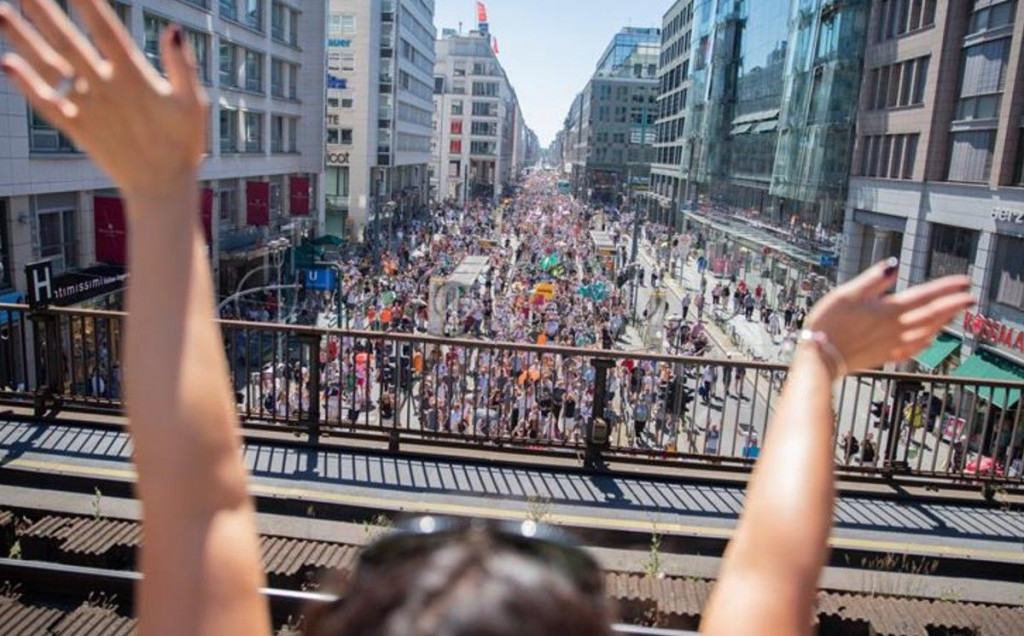 DAN SLOBODE U Berlinu 17 tisuća ljudi prosvjedovalo protiv mjera zbog koronavirusa
