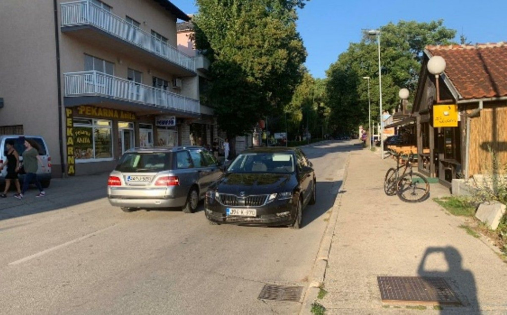 LIVNO Ministrica parkirala automobil nasred ulice zbog održavanja svadbi