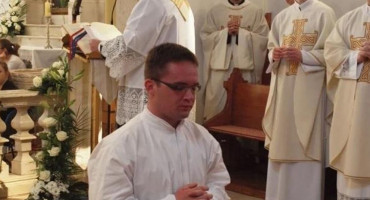 ŽUPNIK VAN KONTROLE Priča s oltara da je korona zavjera, a okačio zastavu HOS-a na župnu kuću